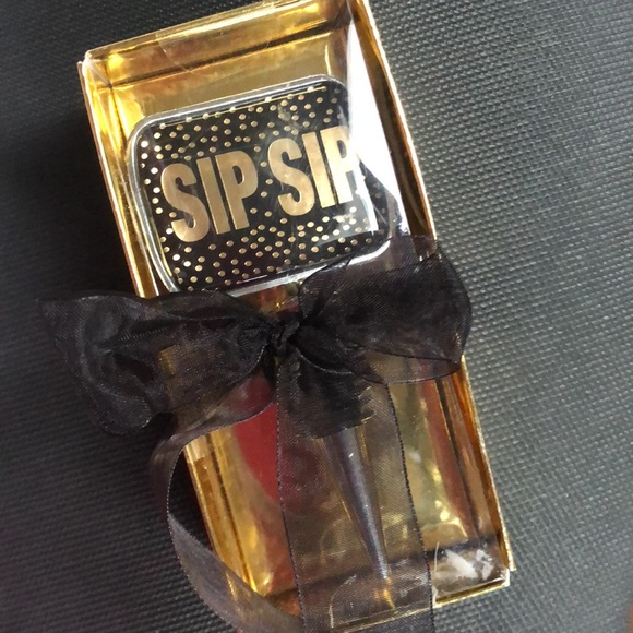 Wine bottle stopper reads sip sip in black gold on chime base boxed as pictured - Picture 4 of 4